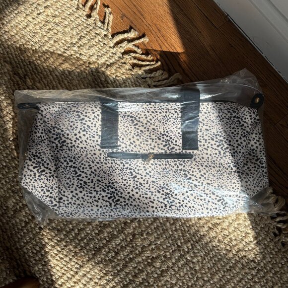 Mali + Lili Weekender Bag in Leopard Print - Picture 3 of 4